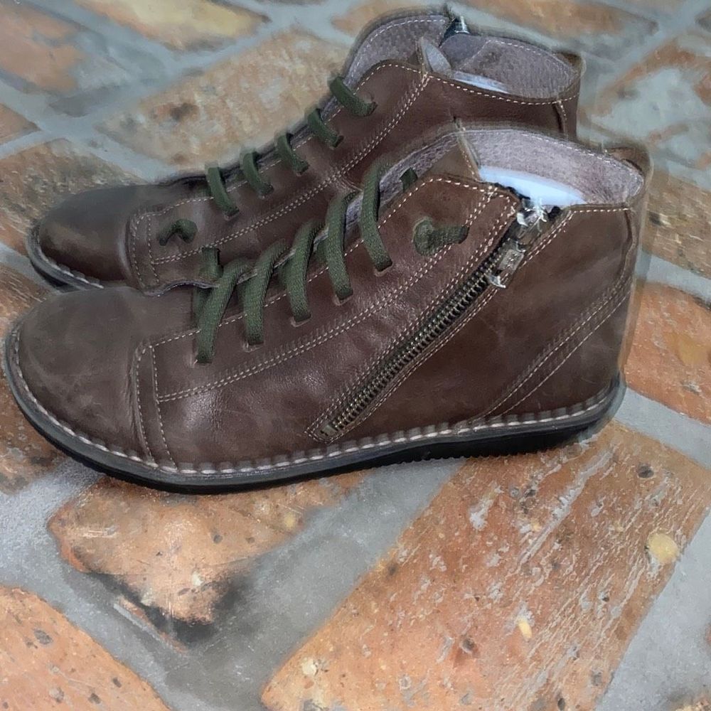 Chacal desert leather flat high top zip boots